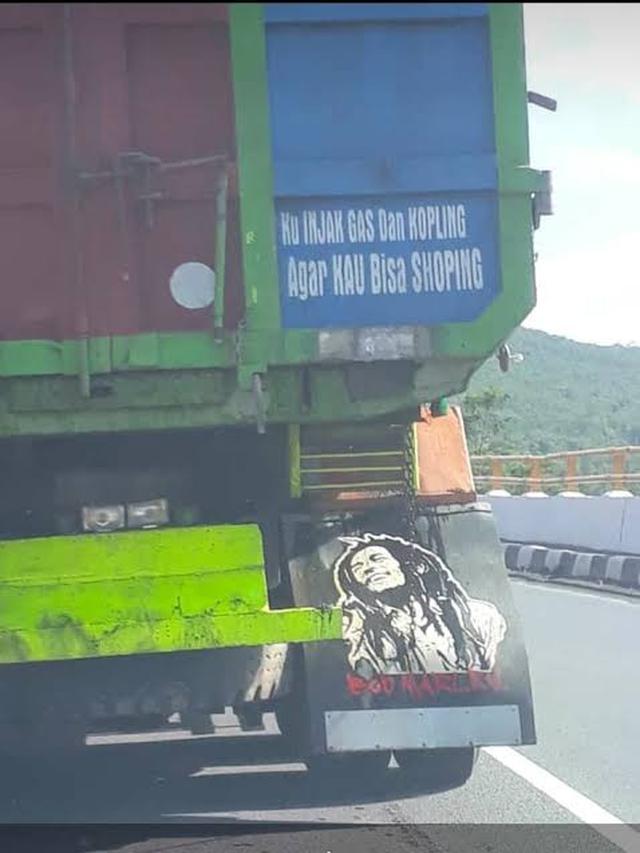 6 Tulisan Lucu di Kendaraan Ini Bikin Ketawa, Kocak Banget