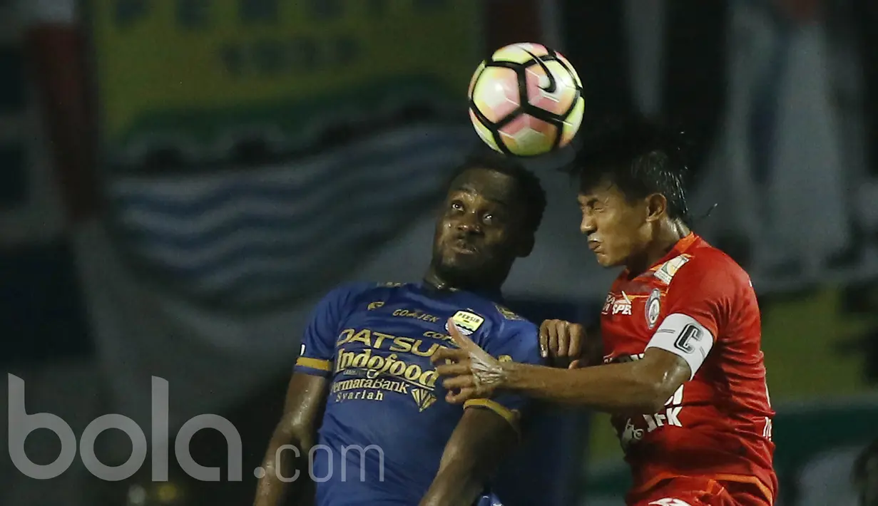 Gelandang Persib Bandung, Michael Essien, saat debut resmi di Liga 1 Indonesia melawan Arema FC di Stadion GBLA, Sabtu (15/04/2017). Skor berakhir imbang 0-0. (Bola.com/M Iqbal Ichsan).