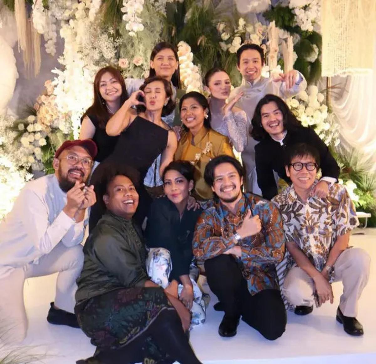 8 Adu Gaya OOTD Kondangan Para Artis saat Hadir di Resepsi Pernikahan Amanda Rawles di Jakarta, Eva Celia hingga Beby Tsabina