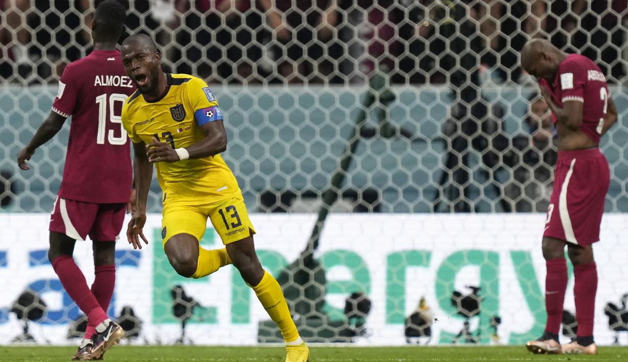 Enner Valencia. Kapten Timnas Ekuador berusia 33 tahun ini tercatat sebagai pencetak brace pertama di Piala Dunia 2022 yang dicetaknya pada laga pembuka menghadapi tuan rumah Qatar (20/11/2022) yang berakhir dengan skor 2-0. Sementara pada matchday kedua di Grup A (25/11/2022) ia kembali menyumbang 1 gol ke gawang Belanda dalam laga yang berakhir imbang 1-1. Dengan tiga golnya, ia sementara memimpin bersama pemain Prancis, Kylian Mbappe dalam daftar top skor. (AP/Darko Bandic)