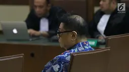 Terdakwa kasus suap hakim ad hoc PN Tipikor Medan, Hadi Setiawan saat menjalani sidang pembacaan putusan di Pengadilan Tipikor, Jakarta, Kamis (4/4). Hadi terbukti membantu Tamin Sukardi menyuap Merry untuk melancarkan perkaranya di Pengadilan Tipikor Medan. (Liputan6.com/Helmi Fithriansyah)