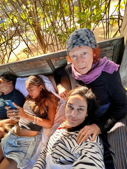 Luna dan sang ibu tidak tinggal satu rumah. Luna di Jakarta sedangkan sang ibu di Bali.  Melalui akun instagramnya, perempuan kelahiran Denpasar 39  tahun silam itu membagikan momen berkumpul dengan keluarga di Bali. [Instagram/lunamaya]