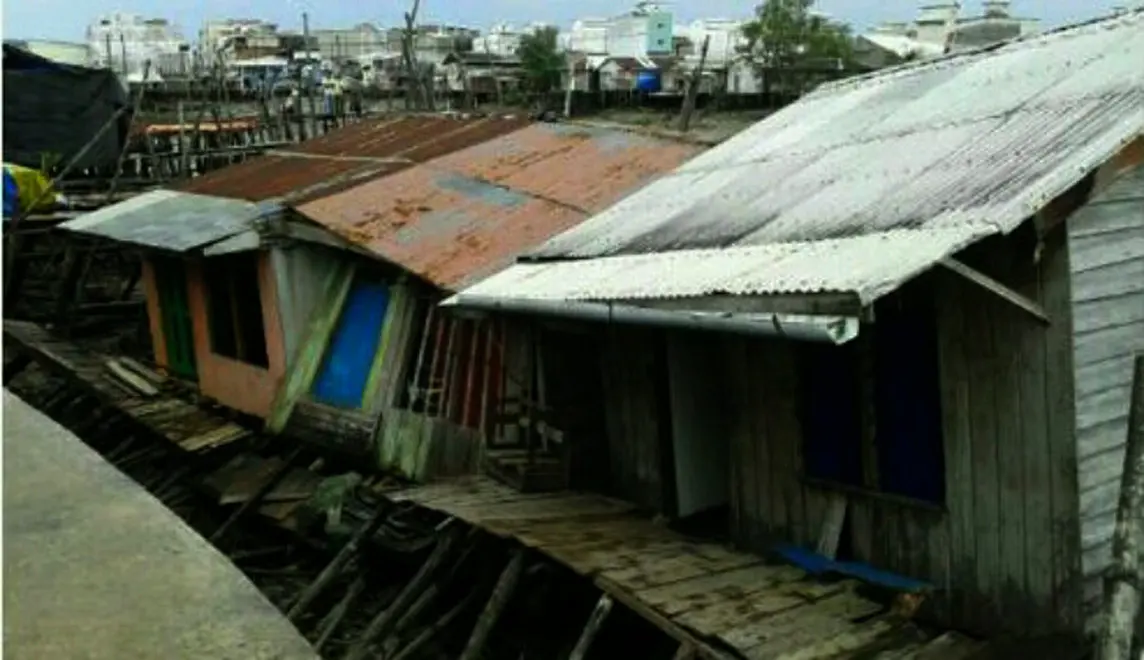 Ratusan rumah di Desa Tanah Merah, Kecamatan Tanah Merah, Kabupaten Indragiri Hilir, Riau, terancam ambles dan hanyut dibawa arus sungai. (Liputan6.co/M Syukur)
