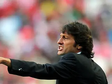 Pelatih AC Milan, Leonardo Araujo memberi instruksi buat anak asuhnya dalam laga persahabatan Eusebio Cup, menghadapi Benfica di Estadio Da Luz, Lisbon, 8 Agustus 2009. AFP PHOTO/FRANCISCO LEONG
