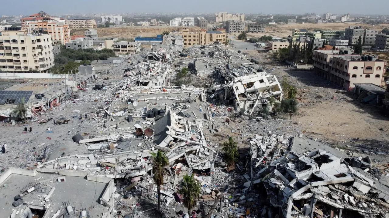 Setidaknya 18.600 warga Palestina telah tewas dalam serangan Israel sejak 7 Oktober. Ribuan bangunan, termasuk rumah sakit, masjid, dan gereja, juga mengalami kerusakan atau hancur.