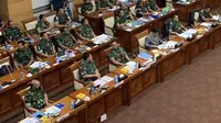 Kepala Staf Angkatan Darat (KASAD) Jenderal TNI Dudung Abdurachman terlihat hadir bersama Panglima TNI Jenderal Andika Perkasa dalam Rapat Dengar Pendapat dengan Komisi I DPR RI, Senin (26/5/2022). (Foto: Radityo Priyasmoro/Liputan6.com).