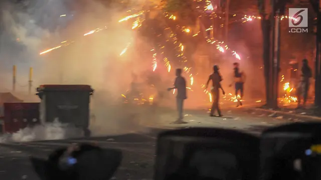 Kawasan Tanah Abang Rusuh Polisi Paksa Mundur Massa Aksi