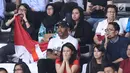 Suporter Indonesia terlihat tegang saat menyaksikan laga basket putri Indonesia melawan Korea pada babak penyisihan Grup X Basket Putri Asian Games 2018 di Jakarta, Rabu (15/8). Indonesia kalah 40-108. (Liputan6.com/Helmi Fithriansyah)