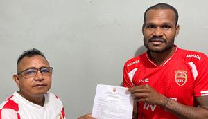 Pemain asal Papua, Israel Wamiau (kanan) mendapatkan kontrak dari klub Timor Leste, Emmanuel FC untuk musim 2026.
