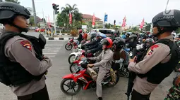 Dua polisi bersenjata laras panjang berjaga di jalur pantura Jalan Jenderal Ahmad Yani, Bypass, Kota Cirebon, Kamis (22/6). Pasukan bersenjata lengkap diterjunkan untuk mengantisipasi gangguan keamanan selama arus mudik Lebaran  (Liputan6.com/Johan Tallo)