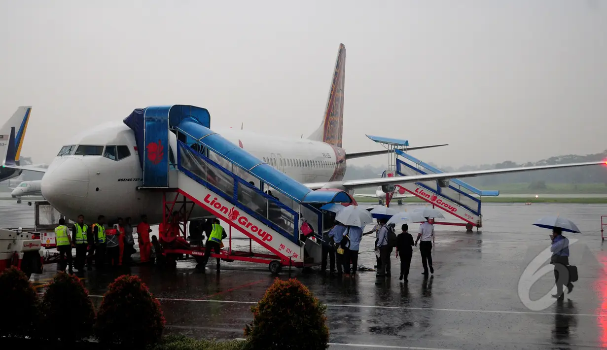 Penumpang Batik Air  menaiki pesawat yang akan membawa mereka dari bandara Halim Perdanakusuma menuju Kualanamu Medan, Jakarta, Kamis (2/4/2015). (Liputan6.com/Yoppy Renato)