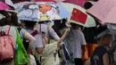 <p>Dilansir dari CNA, stasiun cuaca di pinggiran selatan ibu kota, yang dianggap sebagai pengukur cuaca utama Beijing, mencatat suhu 41,1 derajat celsius pada sore hari. (AP Photo/Andy Wong)</p>