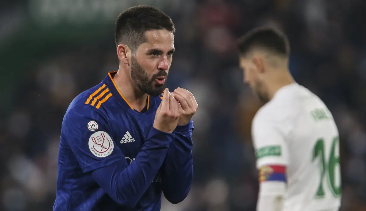 Kalah jumlah pemain, Real Madrid pantang menyerah. Pada menit ke-108 Los Blancos berhasil menyamakan skor 1-1 melalui Isco usai memanfaatkan umpan Dani Ceballos. (AP/Alberto Saiz)