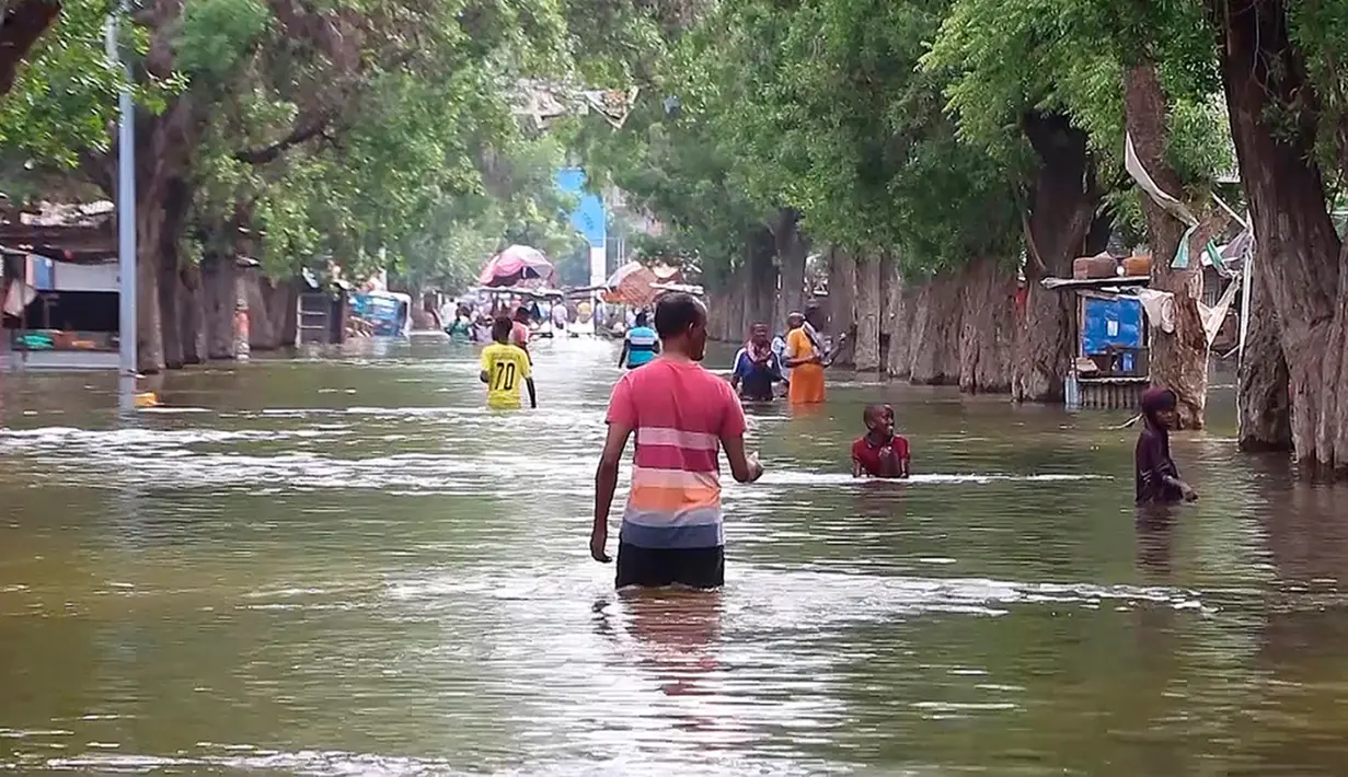 LSM World Vision mengatakan banjir yang terjadi saat ini telah menghancurkan rumah-rumah, sekolah-sekolah, dan jalan-jalan. Hal ini meninggalkan anak-anak tanpa kebutuhan dasar seperti tempat tinggal, makanan, dan air minum. (AP Photo)