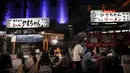 Orang-orang menikmati makan malam di stand makanan terbuka (Yatai) di Fukuoka, Jepang barat daya (30/9/2019). Yatai menyediakan lingkungan luar ruangan yang nyaman untuk menikmati berbagai makanan yang umumnya sederhana dan mengenyangkan. (AP Photo/Christophe Ena)