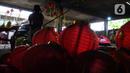 Warga keturunan Tionghoa menyiapkan lampion jelang perayaan Cap Go Meh di Klenteng Hok Lay Kiong Bekasi, Jawa Barat, Sabtu (4/2/2023). Perayaan Cap Go Meh akan digelar dengan pawai atraksi barongsai, patung dewa, hingga naga-naga dengan rute pawai itu dari Jalan Mayor Oking-Lampu Merah Kartini-Juanda-Agus Salim-Jalan Perjuangan-Juanda dan kembali lagi ke Jalan Mayor Oking. (merdeka.com/Imam Buhori)