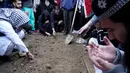 Anggota komunitas muslim berduka atas Wadea Al Fayoume di makamnya di LaGrange, Illinois, Amerika Serikat, Senin (16/10/2023). Seorang pria Illinois didakwa melakukan kejahatan kebencian atau hate crime karena menikam seorang anak laki-laki muslim berusia 6 tahun hingga tewas dan melukai ibunya secara serius. (AP Photo/Nam Y. Huh)
