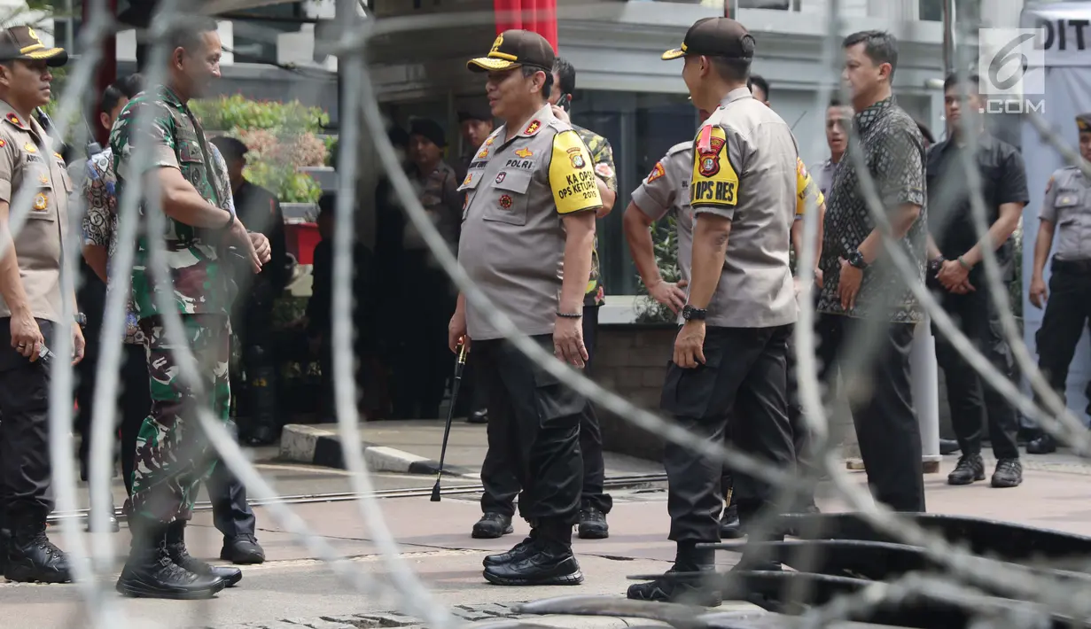 Kapolda Metro Jaya Irjen Pol Gatot Eddy Pramono (tengah) bersama Kapolres Jakarta Pusat Kombes Pol Harry Kurniawan meninjau situasi dan kondisi pengamanan sekitar gedung Mahkamah Konstitusi, Jakarta, Jumat (14/6/2019). (Liputan6.com/Helmi Fithriansyah)