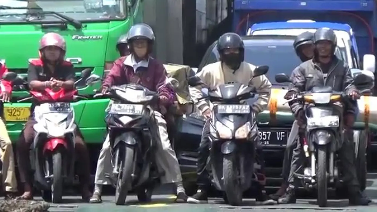 Arus mudik dan balik Lebaran 2023 di Pelabuhan Ketapang Banyuwangi. (Hermawan Arifianto/Liputan6.com)