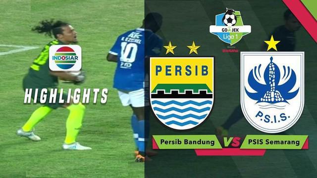 Jandia Eka Putra melakukan penyelamatan gemilang saat PSIS Semarang menghadapi Persib Bandung.