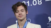 Harry Styles berpose selama sesi pemotretan untuk film "Don't Worry Darling" selama Venice Film Festival 2022 ke-79 di Venesia, Italia (5/9/2022). (Photo by Joel C Ryan/Invision/AP)