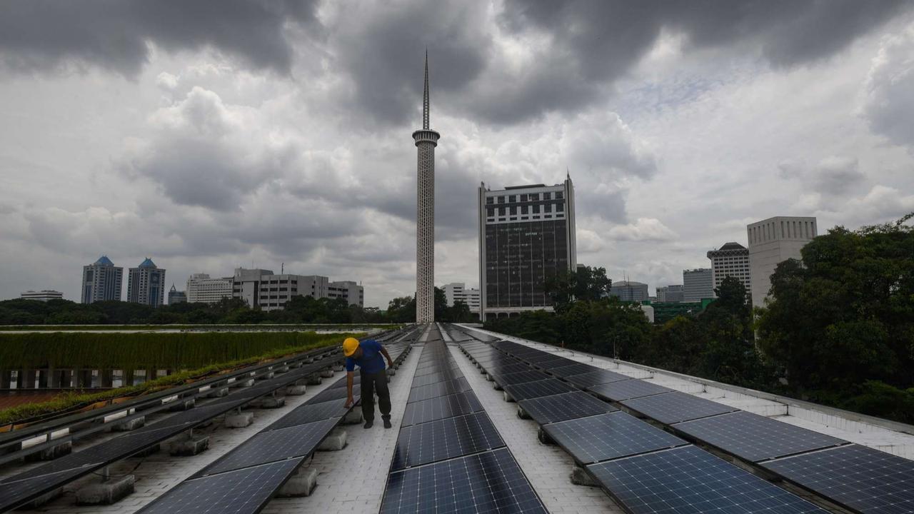 PLTS Atap di Masjid Istiqlal