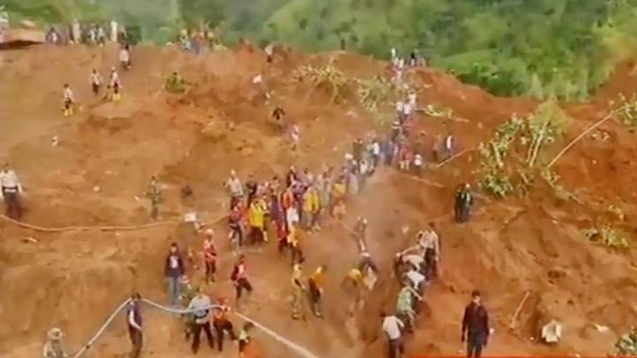 Pencarian Korban Longsor 