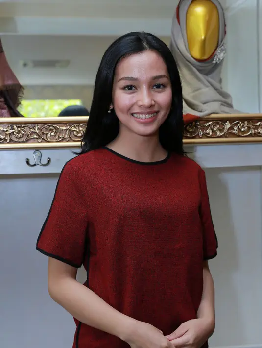 'Hari ini kebetulan Asyraf lagi di Jakarta, sekarang sekalian fitting baju yang mau dipakai nanti (di Palembang), disiapin apa aja yang di Jakarta,' kata Tya di bilangan Bangka, Jakarta Selatan, Rabu (21/10).(Galih W. Satria/Bintang.com)