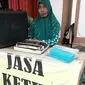 Perjuangan hidup bersama mesin ketik sudah dijalaninya sejak 1991, hingga kini masih bertahan. 