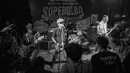 Setelah Lukman Laksmana dikeluarkan dari Superglad, band pemilik album Ketika Hati Bicara dan Flamboyan hadir dengan logo baru bermakna “get back stronger.” Lewat pernyataan tertulis yang diterima Showbiz Liputan6.com, Senin (1/8/2022), Giox menyebut logo ini tanda Superglad memulai dari awal lagi dan kembali lebih kuat. (Foto: atas perkenan Ridwan Siregar).