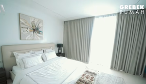 Potret Kamar Tidur Aura Kasih yang Simpel dengan Nuansa Serba Putih/ Youtube Atta Halilintar