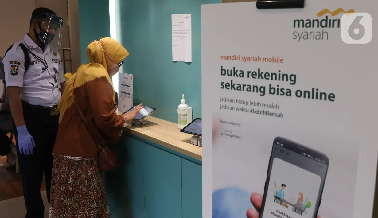 Nasabah memanfaatkan layanan digital bank melalui layanan Mandiri Syariah Mobile di Jakarta, Rabu (8/7/2020). Hingga Juni 2020, Mandiri Syariah mencatatkan pengguna layanan Mandiri Syariah Mobile sejumlah 1,3 jt user naik lebih dari 45% dari tahun sebelumnya. (Liputan6.com/Angga Yuniar)