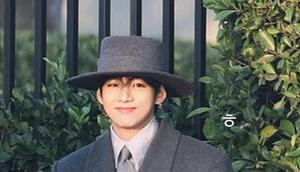 Gaya V BTS saat hadir Vogue World Hollywood dengan aksesori Korea Selatan. [@thv]