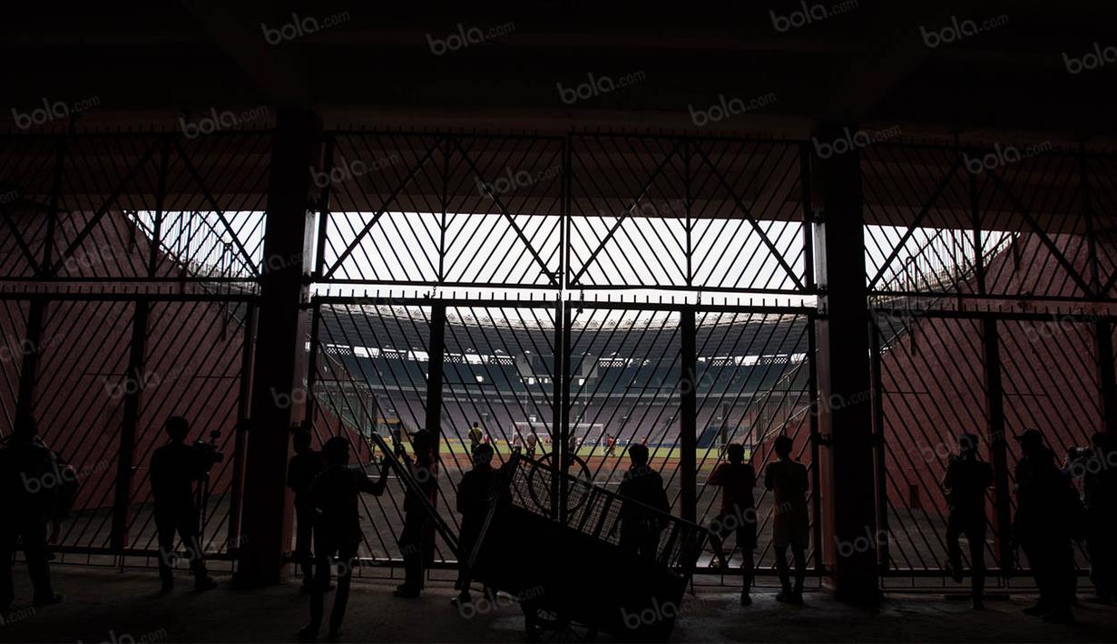 Latihan Persija kali ini tertutup untuk umum, awak media juga hanya diberikan kesempatan meliput selama 20 menit terakhir. (Bola.com/Vitalis Yogi Trisna)