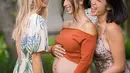 Tampil cantik di acara baby shower, bumil berusia 35 tahun ini memperlihatkan baby bump-nya yang sudah besar. Tak hanya itu ia juga mengabadikan momen bersama dua sahabatnya, salah satunya adalah Jessica Iskandar. (Liputan6.com/IG/@jenniferbachdim)