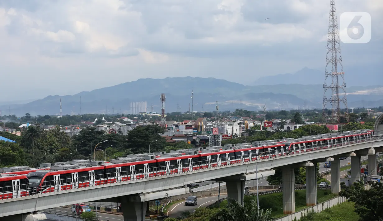 Rangkaian kereta LRT Jabodebek parkir di dekat stasiun LRT Harjamukti, Cibubur, Jakarta (26/3/2021). Pembangunan Lintas Pelayanan I Cawang-Cibubur mencapai 93,67%, Lintas Pelayanan II Cawang-Kuningan-Dukuh Atas 82,44% dan Lintas Pelayanan III Cawang-Bekasi Timur 76,94% (Liputan6.com/Fery Pradolo)