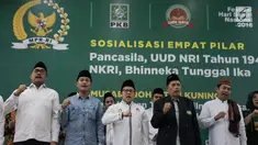Ketua Umum Partai Kebangkitan Bangsa (PKB) Muhaimin Iskandar (tengah) bersama pengurus DPP PKB dan anggota fraksi PKB DPR RI saat membuka Final Musabaqoh Kitab Kuning di Kantor DPP PKB, Jakarta, Kamis (29/11). (Merdeka.com/Iqbal S. Nugroho)