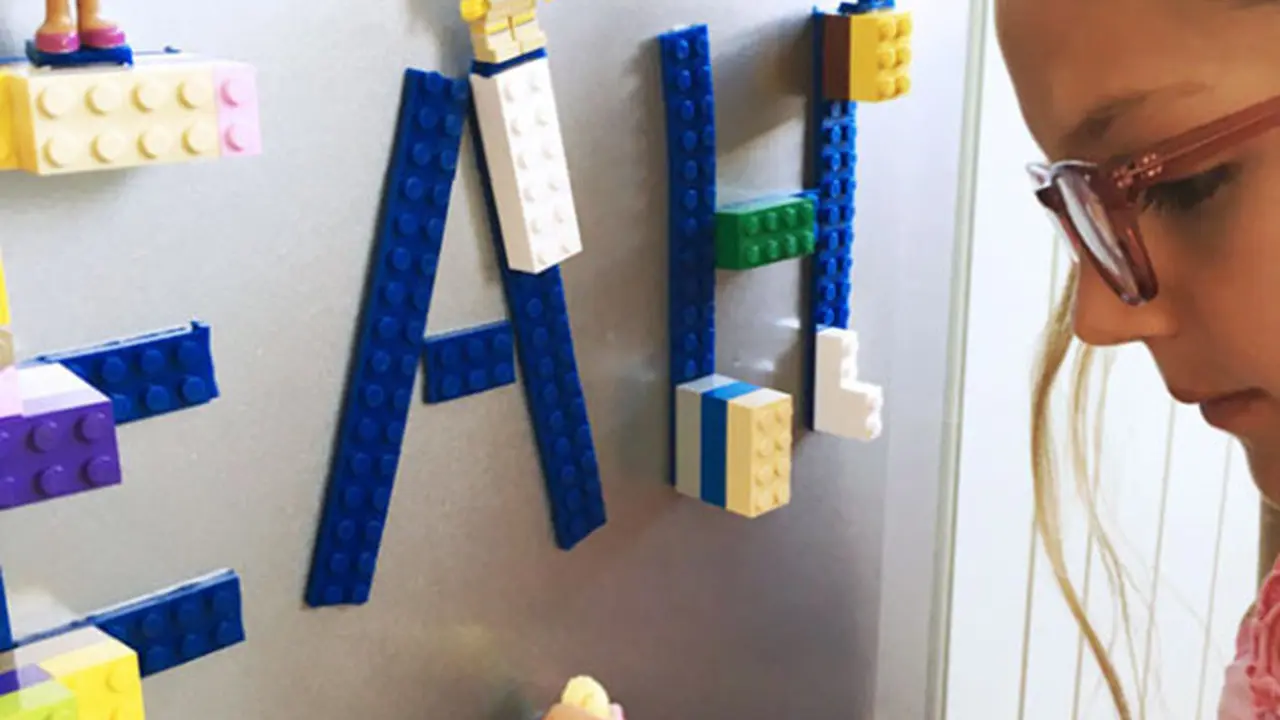 [Bintang] Ditempel di Mana Pun, Plester Lego Ini Bikin Baper Ingin Punya!