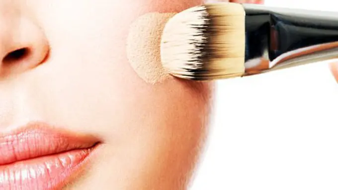 Memilih foundation itu susah-susah gampang/copyright: thinkstockphotos.com