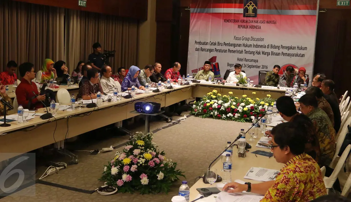 Menteri Hukum dan HAM Yasonna Laoly saat rapat koordinasi di Bogor, Jawa Barat, Jumat (23/9) malam. Selain itu juga membahas revisi peraturan pemerintah mengenai pemberian remisi terhadap narapidana kasus korupsi. (Liputan6.com/Angga Yuniar)