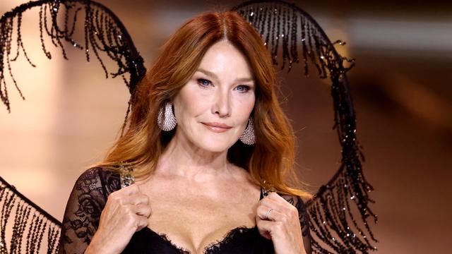 Carla Bruni berjalan di landasan pacu untuk Victoria's Secret Fashion Show 2024 pada 15 Oktober 2024 di New York City. Mike Coppola/Getty Images for Victoria's Secret/AFP Mike Coppola /