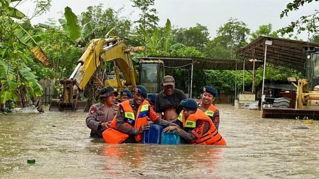 Brimob Kendari Evakuasi Banjir, Ratusan Warga Terdampak Diselamatkan Cepat