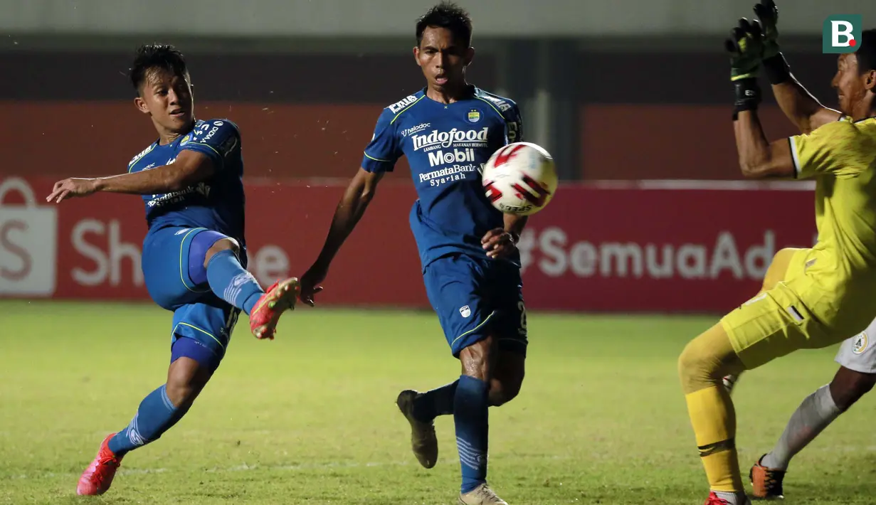 Winger Persib Bandung, Febri Hariyadi (kiri) merupakan salah satu pemain muda lokal termahal dengan harga pasaran sebesar Rp5,65 miliar. Nilai pasar Febri masih berpeluang meningkat mengingat usianya terbilang muda. Pemain berkaki kidal itu baru berumur 24 tahun. (Foto: Bola.com/Ikhwan Yanuar)