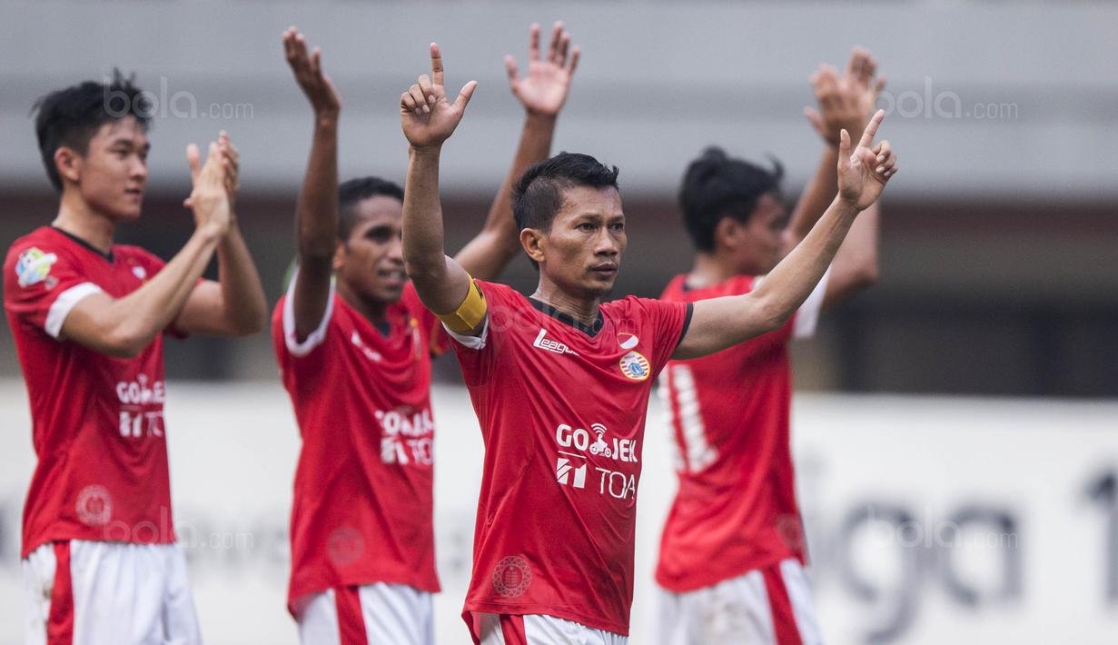 Kapten Persija, Ismed Sofyan, bersama rekan-rekannya merayakan kemenangan atas Borneo FC pada laga Liga 1 di Stadion Patriot Bekasi, Jawa Barat, Minggu (16/7/2017). Persija menang 1-0 atas Borneo FC. (Bola.com/Vitalis Yogi Trisna)