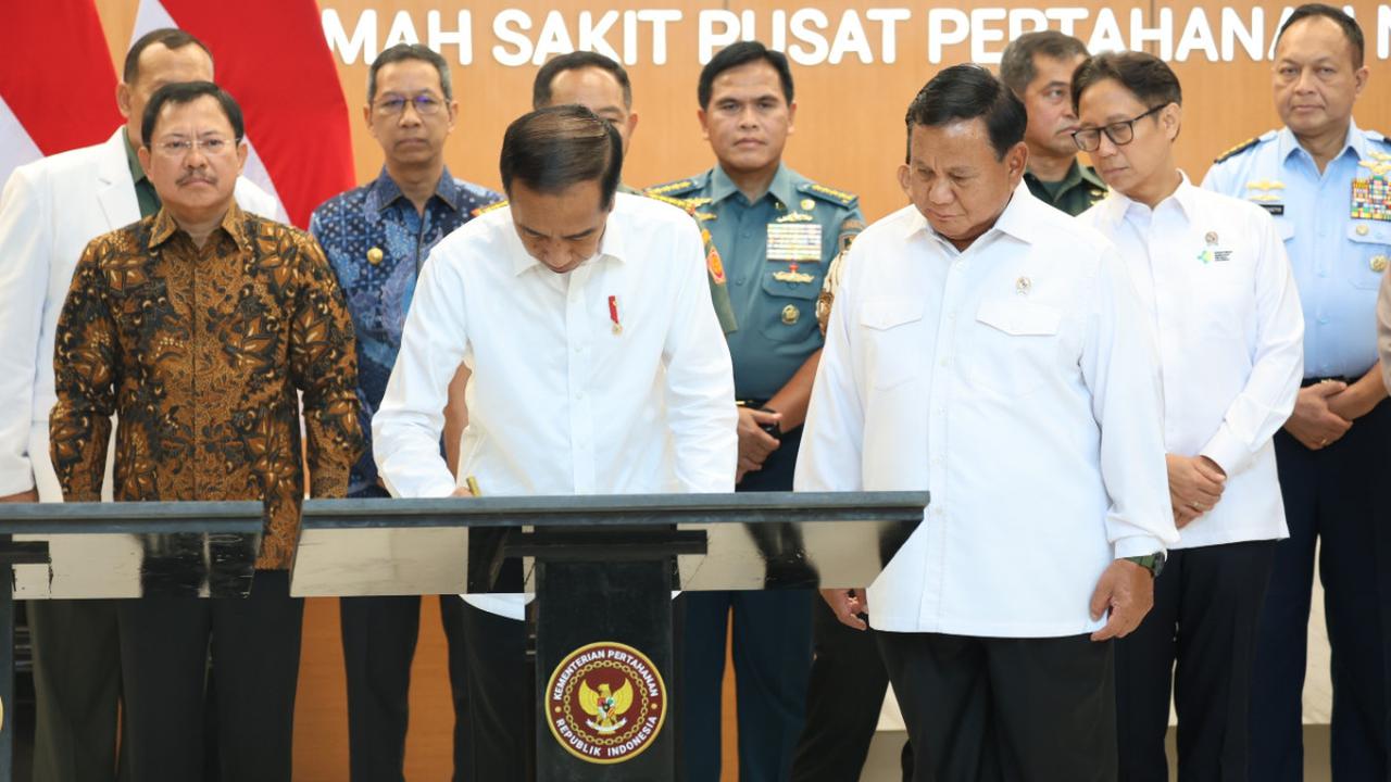 Jokowi menegaskan, salah satu isi pertemuan dengan Surya Paloh adalah pembicaraan mengenai politik.<br>