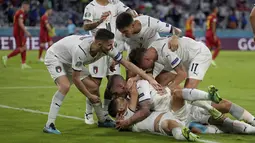 Timnas Italia merayakan mencetak gol pembuka ke gawang Belgia pada babak perempat final Euro 2020 / 2021 di Allianz Arena, Munich, Sabtu (3/7/2021) dinihari WIB. Italia sukses melenggang ke semifinal usai mendepak Belgia 2-1. (AP Photo/Matthias Schrader, Pool)