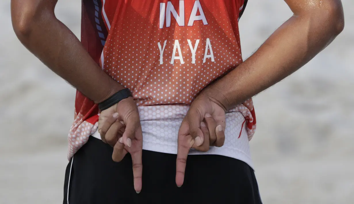 Pevoli pantai Indonesia, Ade Chandra, memberi kode saat melawan Thailand pada laga final voli pantai beregu putra SEA Games di Subic Court Tennis, Filipina, Jumat (6/12). Indonesia berhasil meraih emas. (Bola.com/M Iqbal Ichsan)