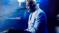6 Potret Brian McKnight Konser di Jakarta: Dibuka Dira Sugandi, Berbagi Kisah Bertemu Cinta Sejati