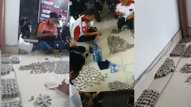 Sejumlah karyawan menghitung koin untuk membayaran Honda CRF 150