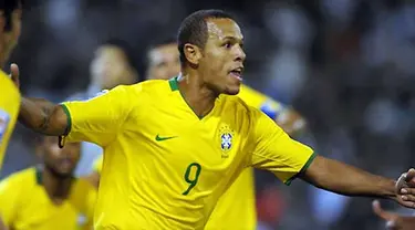 Kegembiaraan striker Brasil, Luis Fabiano setelah mencetak gol kedua versus Argentina di ajang kualifikasi PD 2010 di Gigante de Arroyito, Rosario, Argentina, 5 September 2009. AFP PHOTO/Alejandro PAGNI